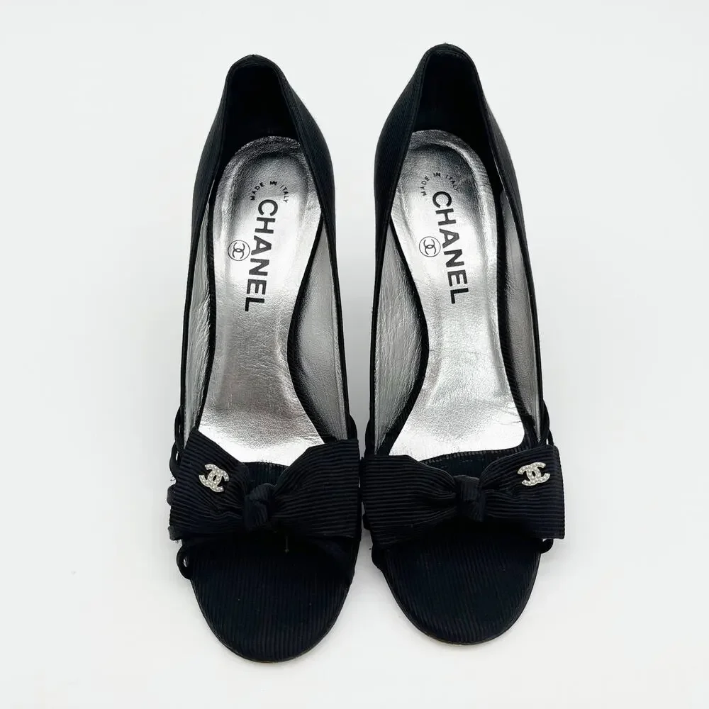 Chanel Vintage Karl Lagerfeld Y2K Grosgrain Bow Pearl CC Peep Toe Heels EU 37
